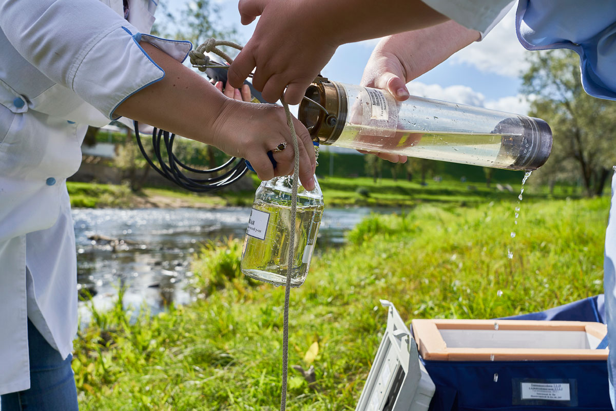 Collect water samples of volatile phenols on site
