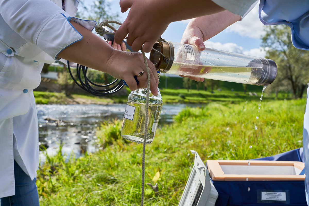 Collect water samples of volatile phenols on site Collect water samples of volatile phenols on site