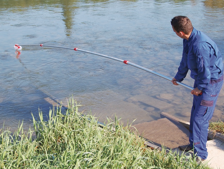 Collection of chlorophyll a water samples in rivers