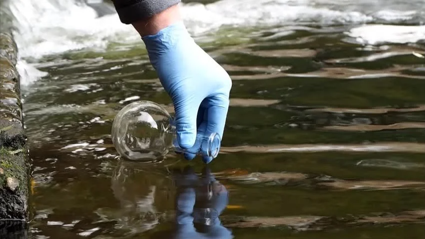 采集河流中的卤代烃水样