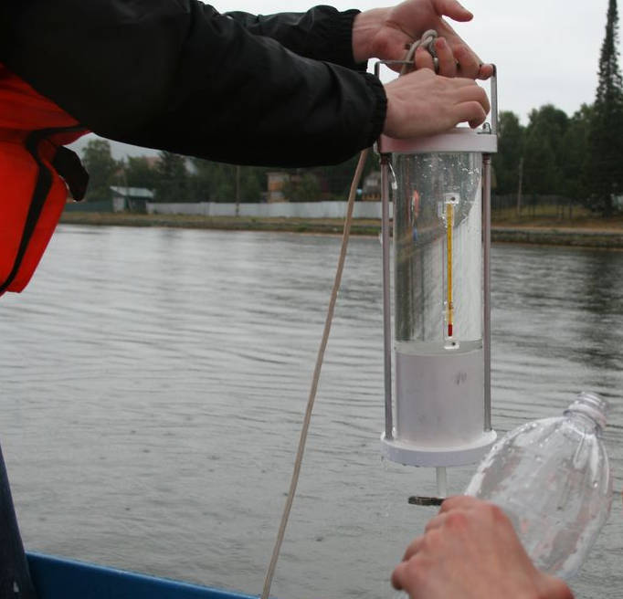 Collect river water samples on site during total nitrogen detection