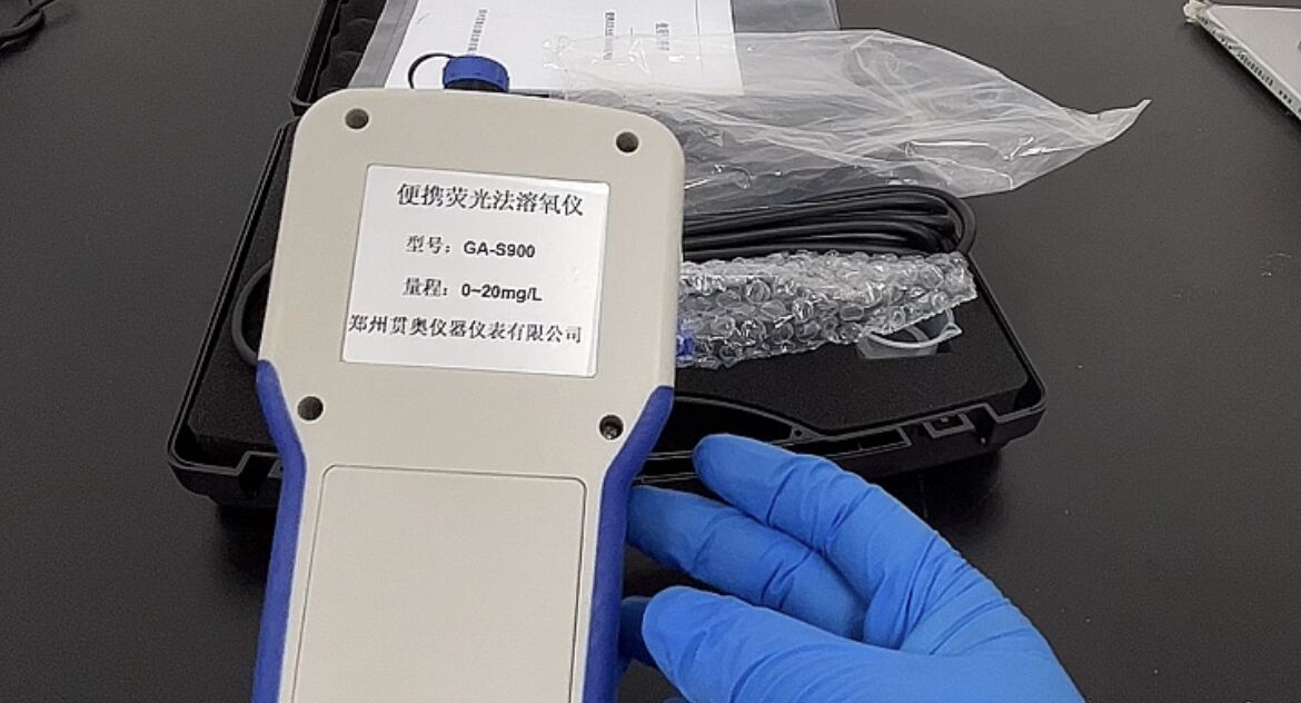 便携荧光溶解氧测试仪是一种便携式设备，用于测量液体中的溶解氧含量。它采用荧光测量原理，通过测量样品中的氧气分子对荧光的猝灭程度来确定氧气浓度。具有小巧轻便、操作简单、快速测量并且无需样品准备等特点，它们被广泛应用于水质监测、环境科学、水产养殖、食品工业以及科研实验室等领域。 便携荧光溶解氧测试仪是一种便携式设备，用于测量液体中的溶解氧含量。它采用荧光测量原理，通过测量样品中的氧气分子对荧光的猝灭程度来确定氧气浓度。具有小巧轻便、操作简单、快速测量并且无需样品准备等特点，它们被广泛应用于水质监测、环境科学、水产养殖、食品工业以及科研实验室等领域。 Portable fluorescence dissolved oxygen tester